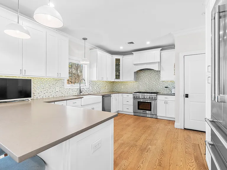 52 Glenwood Ave — Photo 11