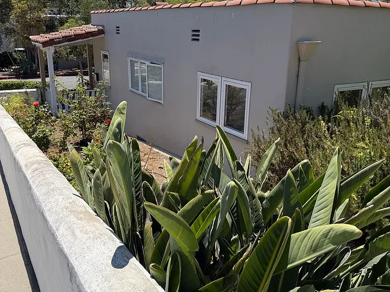 635 E Victoria St — Photo 28