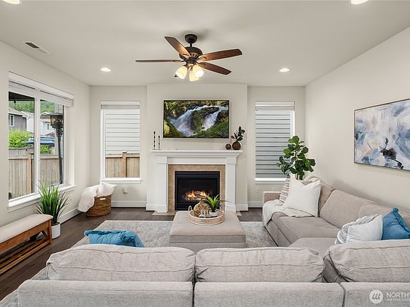 3rd image of 336 Zemp Way NE
