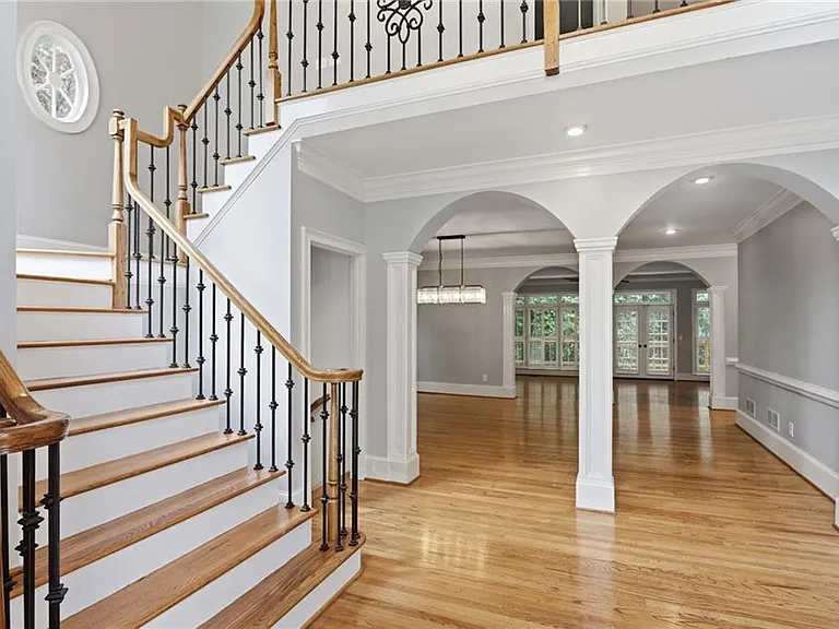 4563 Fountain Dr NE — Photo 3