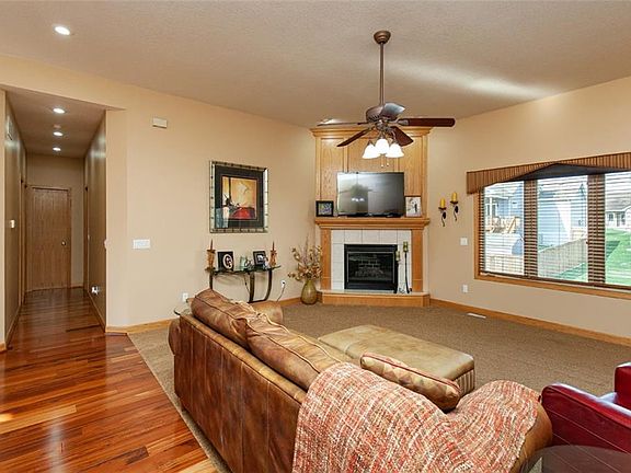 4th image of 904 NW Boulder Brook Dr