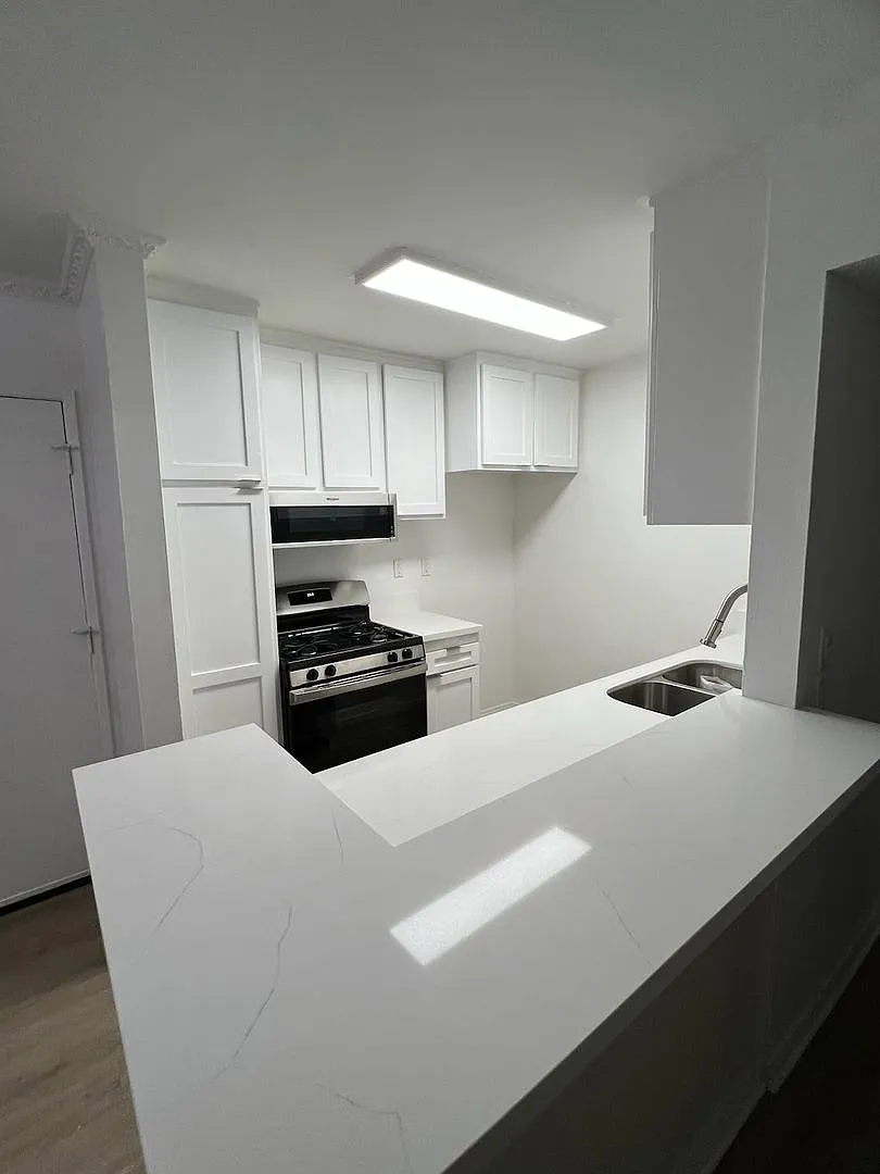 Beautiful 2 bedroom 2 bath for rent in Tarzana — Photo 3
