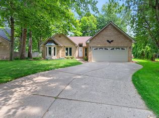 13964 Heatherwood Ct, Sterling Heights, MI 48313