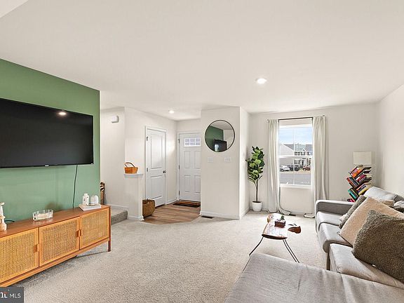 5th image of 102 Spring Pl