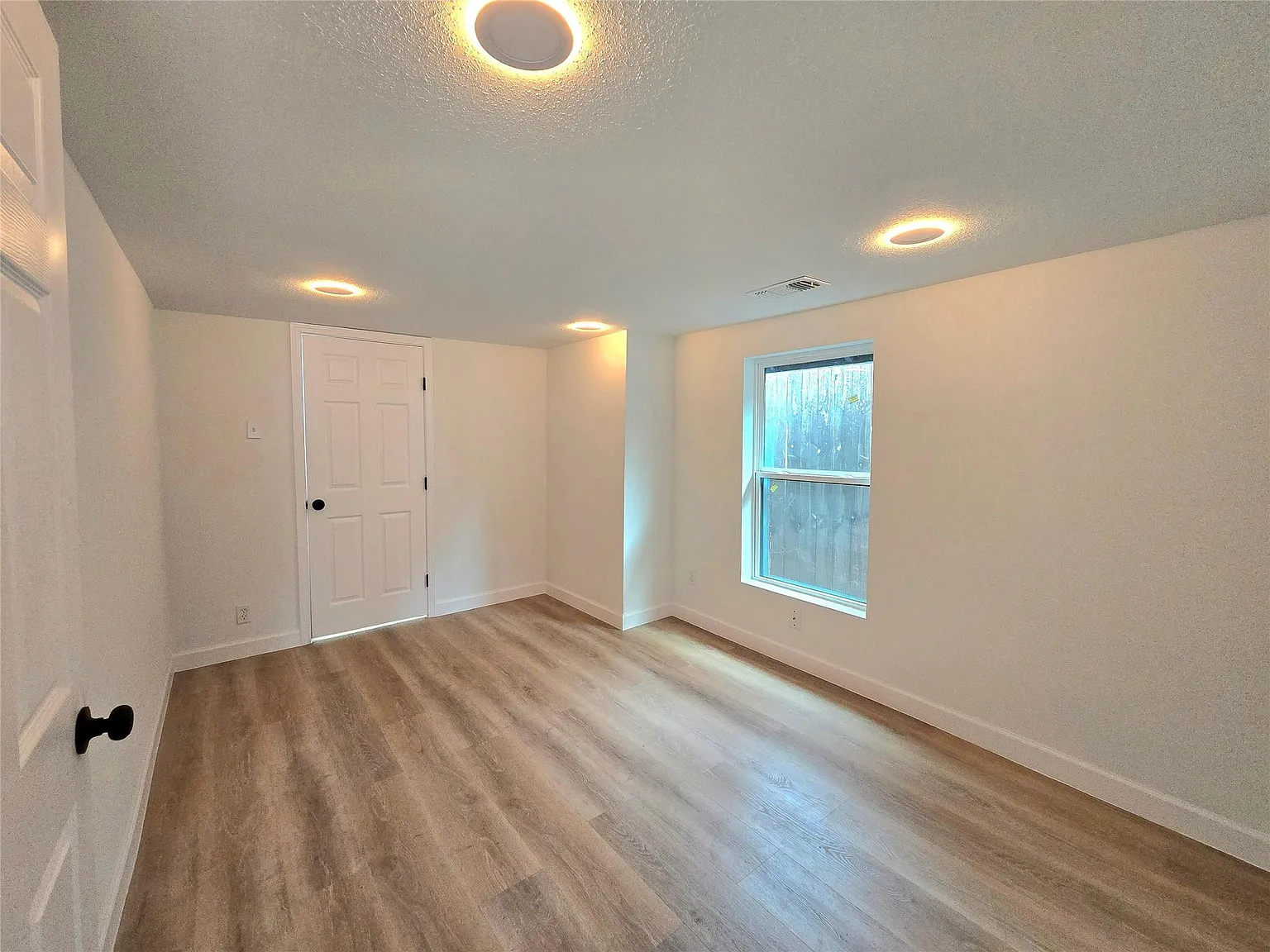 3 bed, 2.0 bath, 1120 sqft, $1,700 — Photo 3
