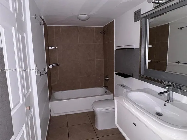 600 NE 36th St #714 — Photo 9