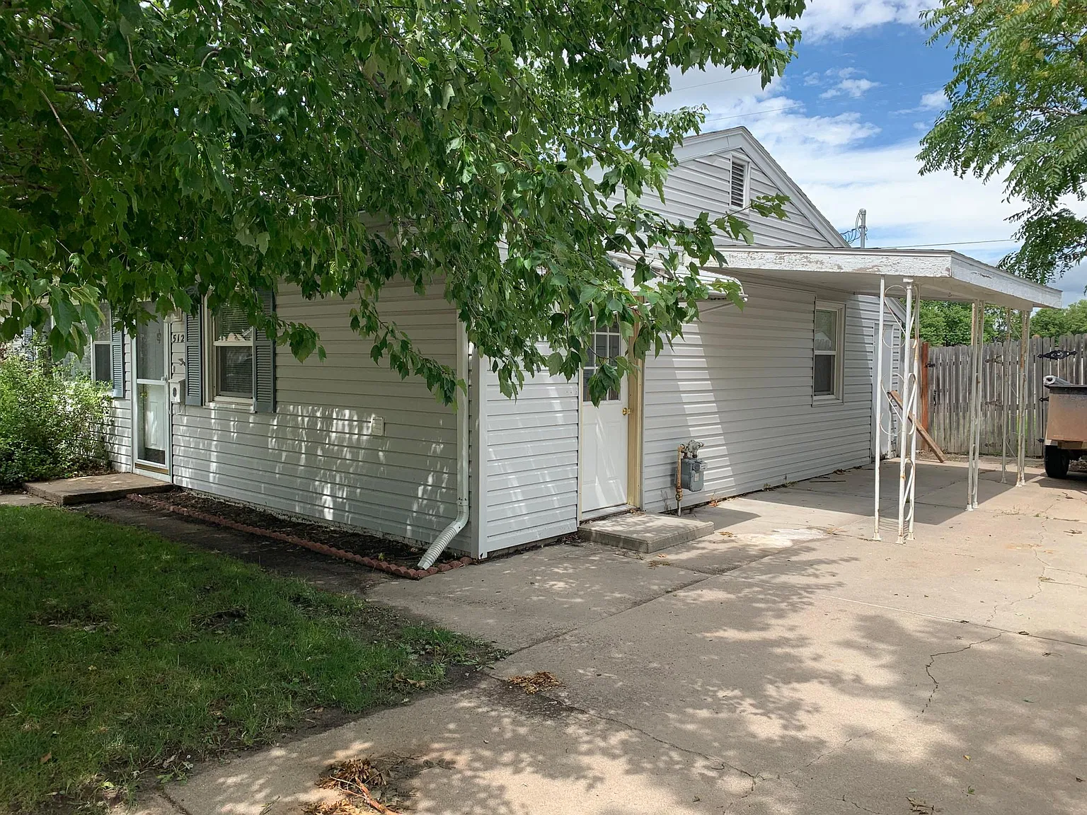 3 bed, 896 sqft, $1,400 — Photo 2