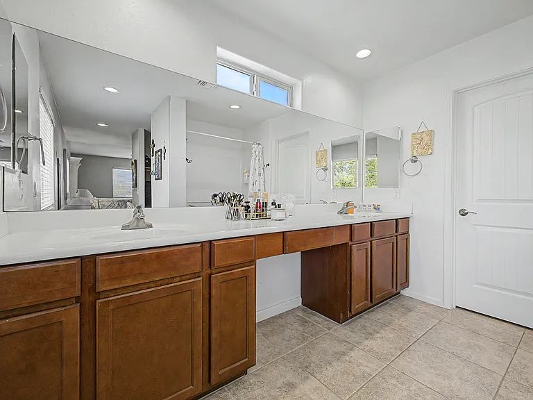 8225 S 5th Ln — Photo 8