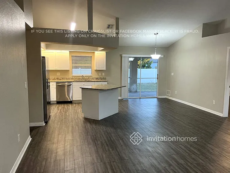 1917 SW 3rd St — Photo 6