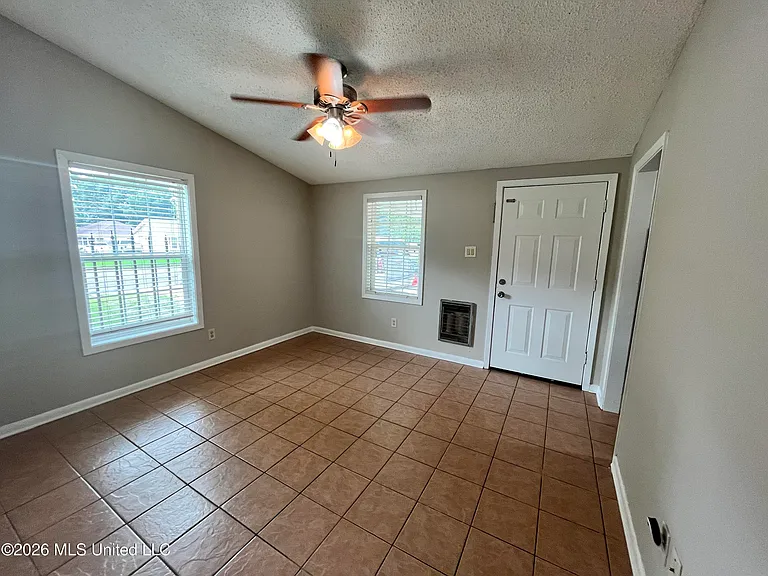 1598 Custer Dr — Photo 5