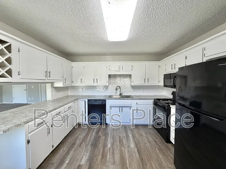 313 N Cedar St — Photo 4