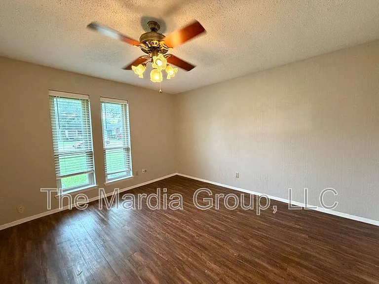 1506 Whiteoak Dr — Photo 10