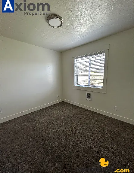 Beautiful 3 bedroom 1 bathroom apartment available now! — Photo 17