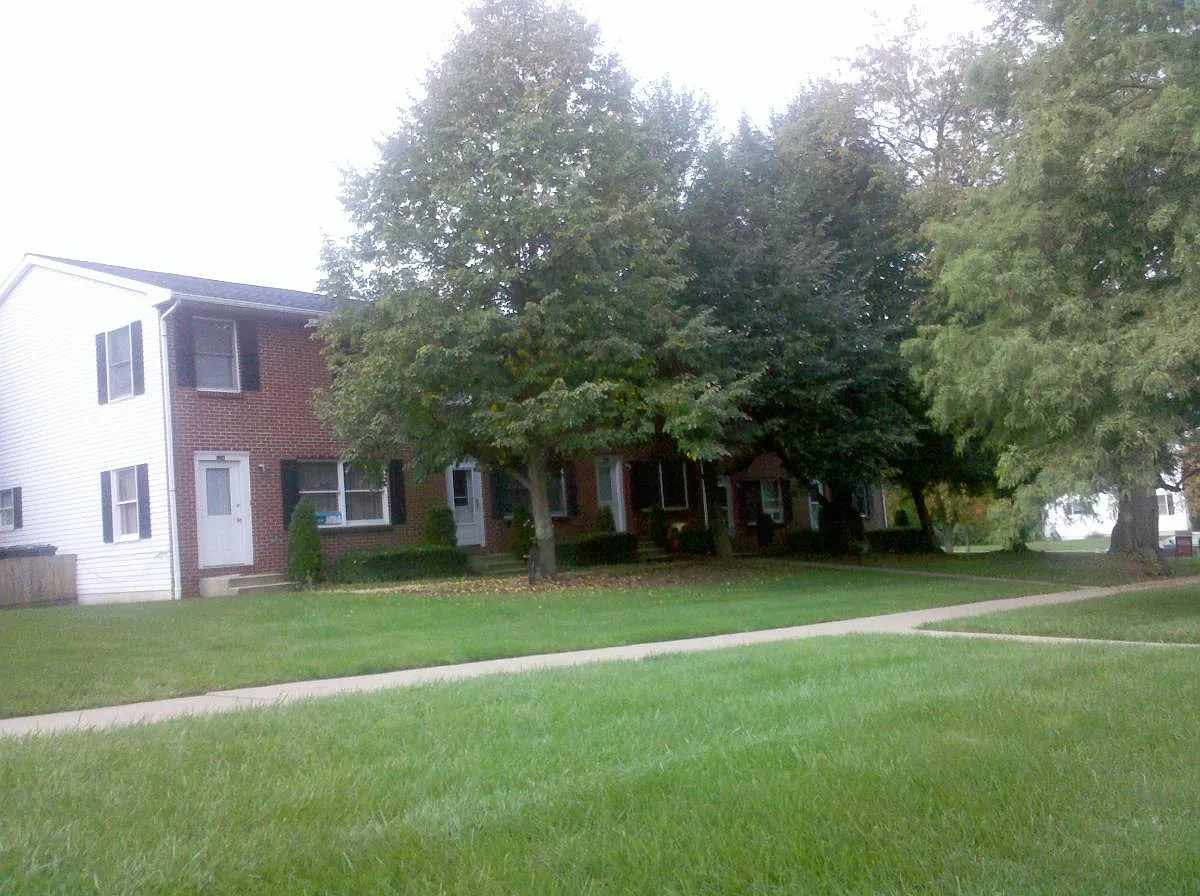 3 bed, 2.5 bath, 1800 sqft, $2,100 — Photo 1