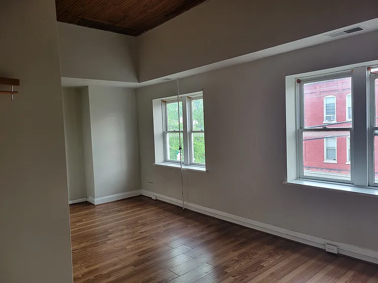 131 E Philadelphia Ave — Photo 1