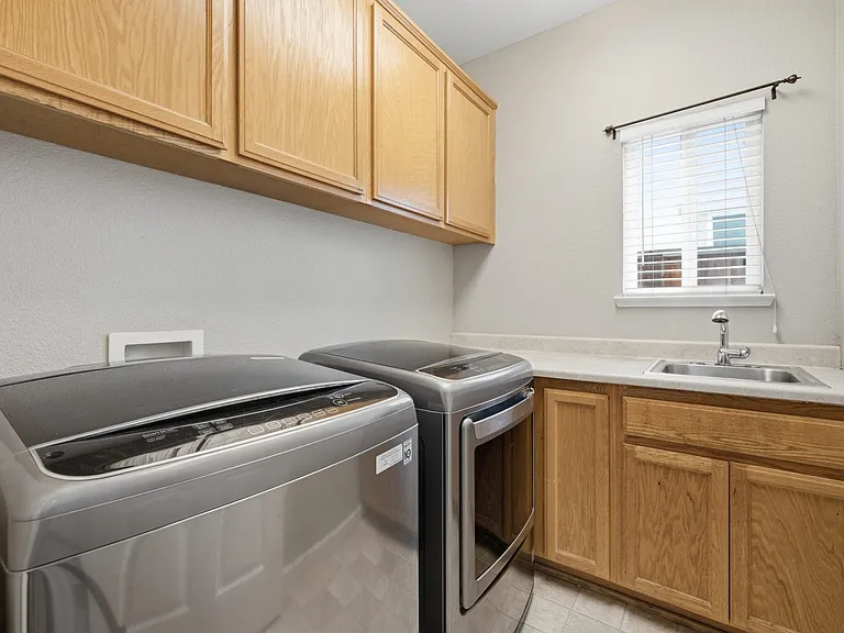 722 Summer Ln — Photo 33