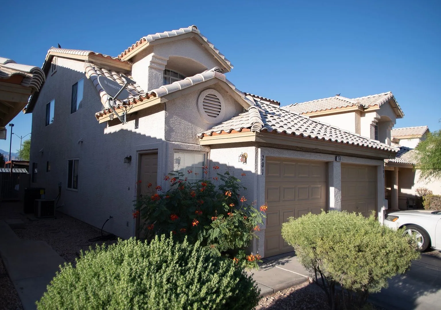 Three bedroom unit with community pool — Photo 1