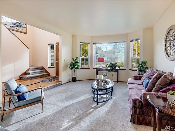 Formal living room with new carpet and refreshed paint.