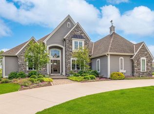 7175 W Oakview Ct, Mequon, WI 53092