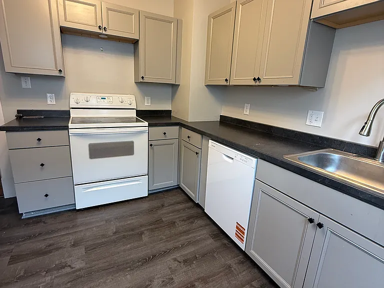 60 Sterling Ave #UPPER — Photo 1