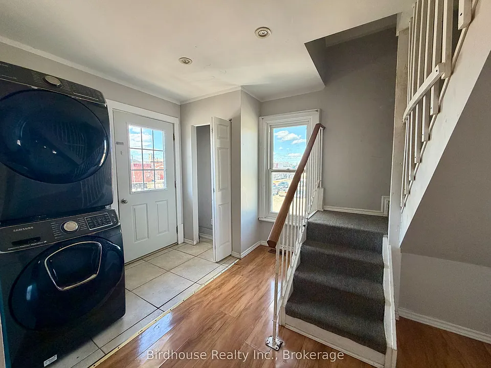 60 Russell St W