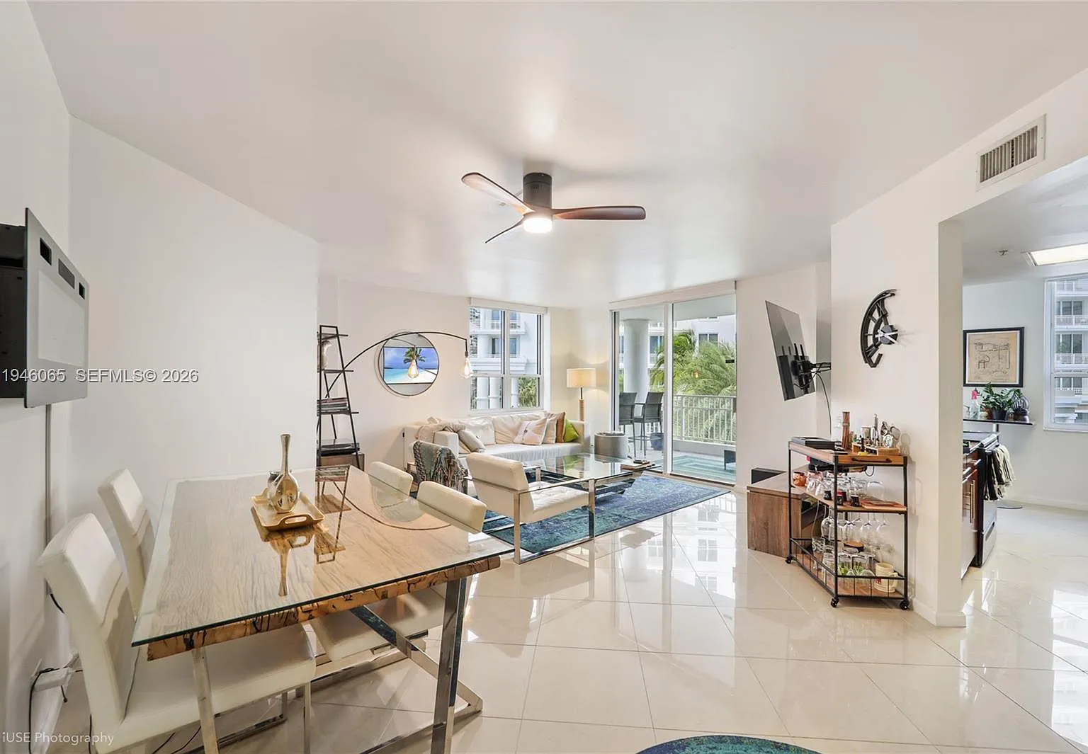 Courvoisier Courts Condo — Photo 2
