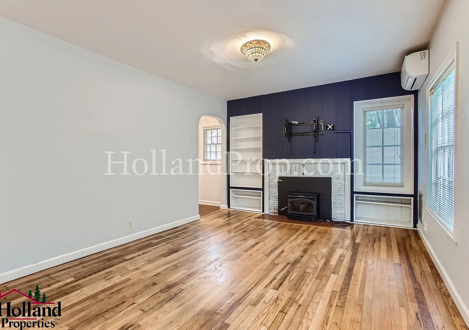 Charming 2 Bed 1 Bath In Great Location Special Discount Of $300 On Your First Full Mothn's Rent — Photo 3