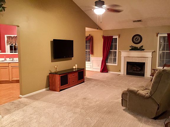 Living Rm w/Vaulted Ceilings