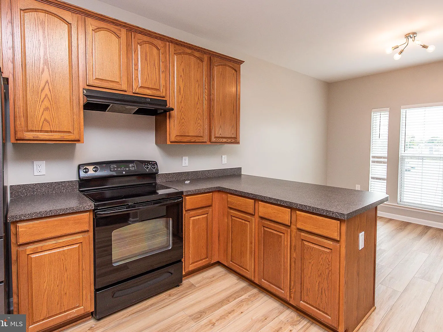 3 bed, 4.0 bath, 2470 sqft, $2,100 — Photo 3