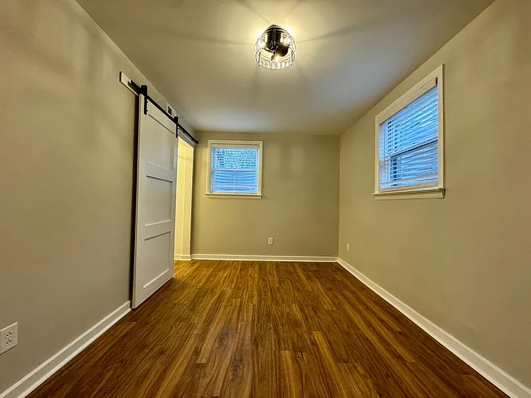 1003 Giles Unit D - By the bed — Photo 12