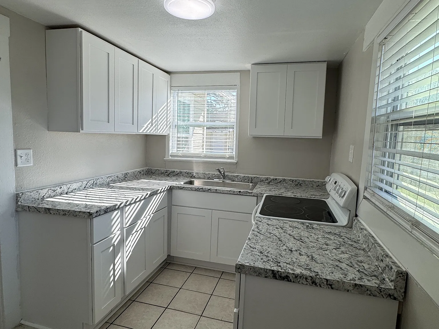 4260-4262 Greenwood Avenue- K&Z - 4262 — Photo 3
