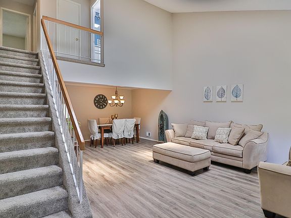 2nd image of 21 Bunker Hill Dr