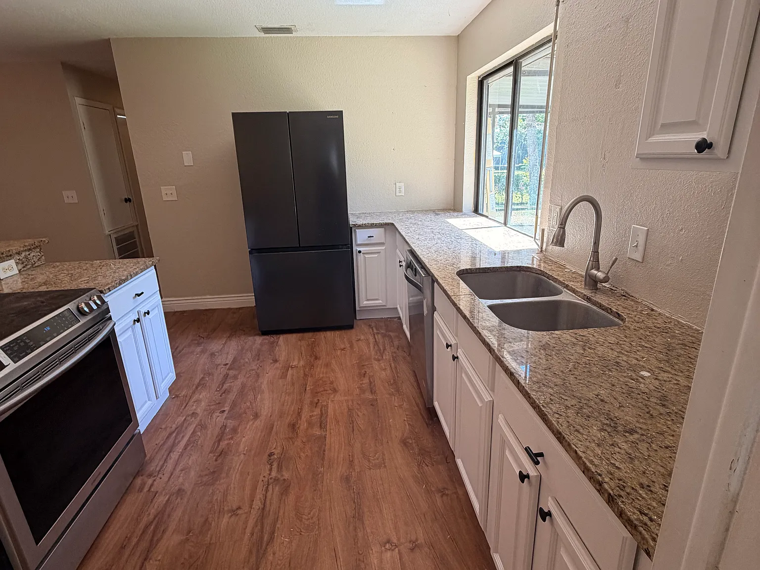3 bed, 1.5 bath, 912 sqft, $1,750 — Photo 3