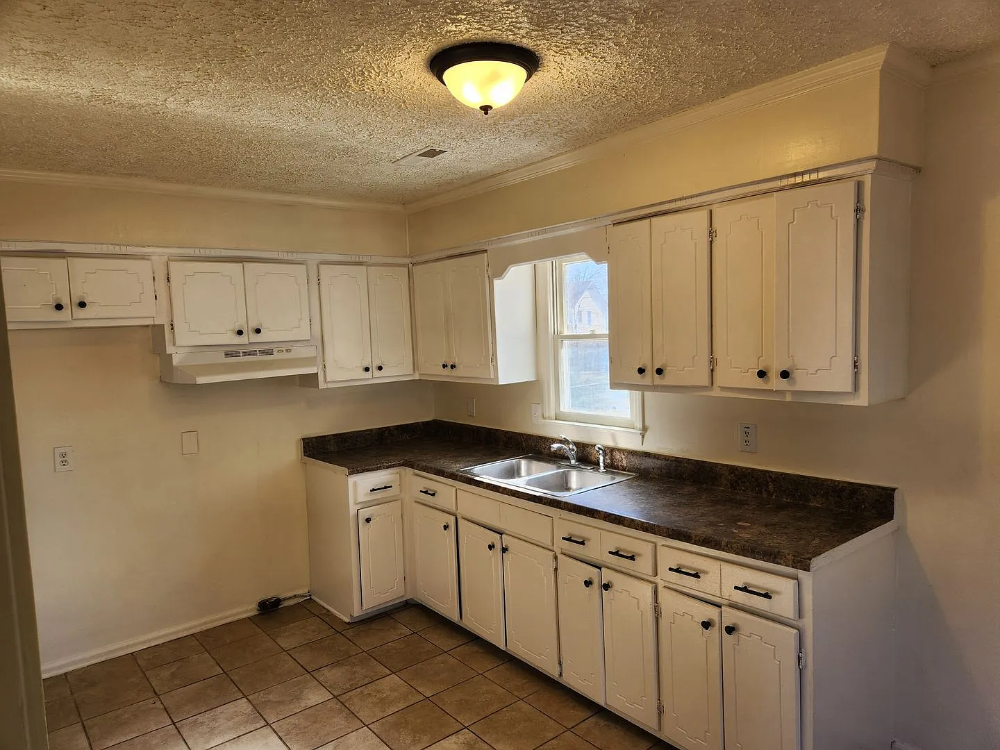 4 Bedroom 2 Bathroom House — Photo 3