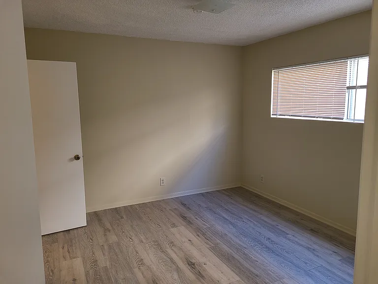 643 Hill St #B — Photo 11