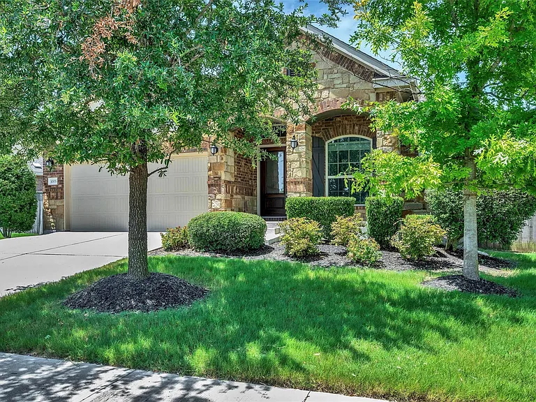 1005 Fountain Grass Way — Photo 2