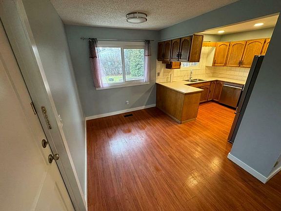 5th image of 3925 45th St