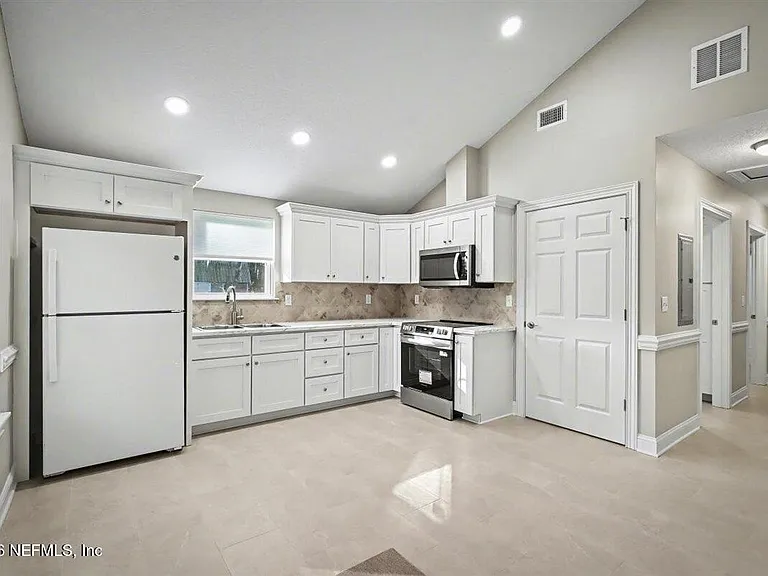 2210 Shepard St — Photo 13