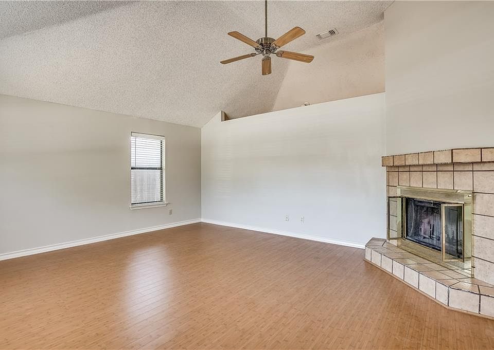 1st image of 609 Harrison Dr