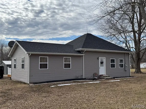 843 Monroe St, Witt, IL 62094