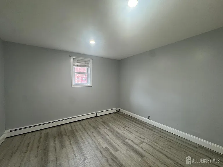 556 Roosevelt Ave #1 — Photo 3