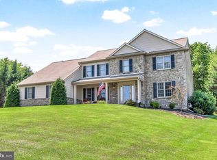 987 Castle Pond Dr, York, PA 17402