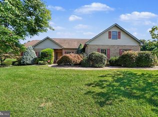 17 Foxwood Dr, Mohrsville, PA 19541
