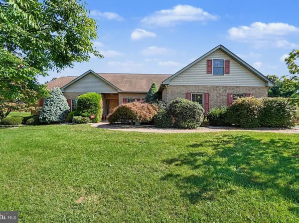 17 Foxwood Dr, Mohrsville, PA 19541