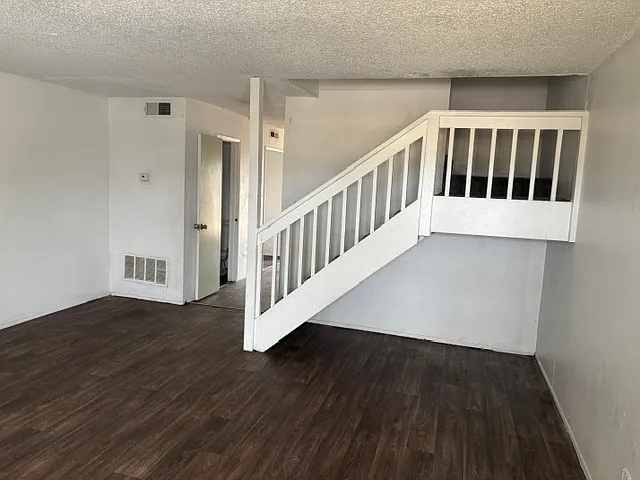 2 bed, 1.5 bath, 1100 sqft, $850 — Photo 3