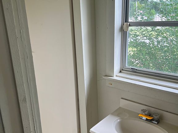 4th image of 210 S Chestnut Ave