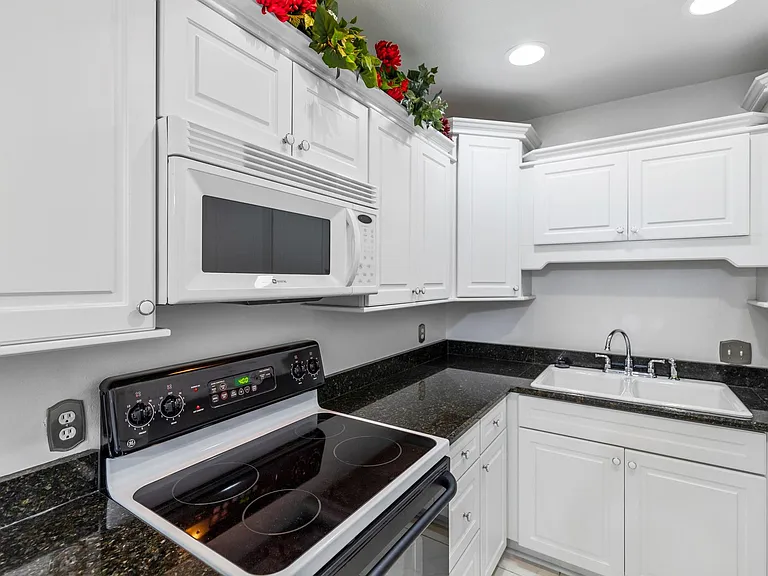 2601 Bellefontaine St #C104 — Photo 15