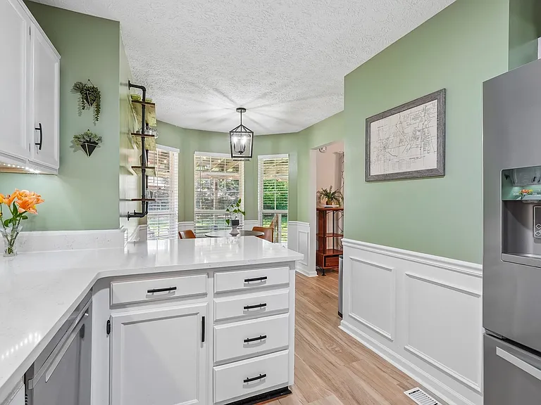 3529 Thornehill Dr — Photo 2