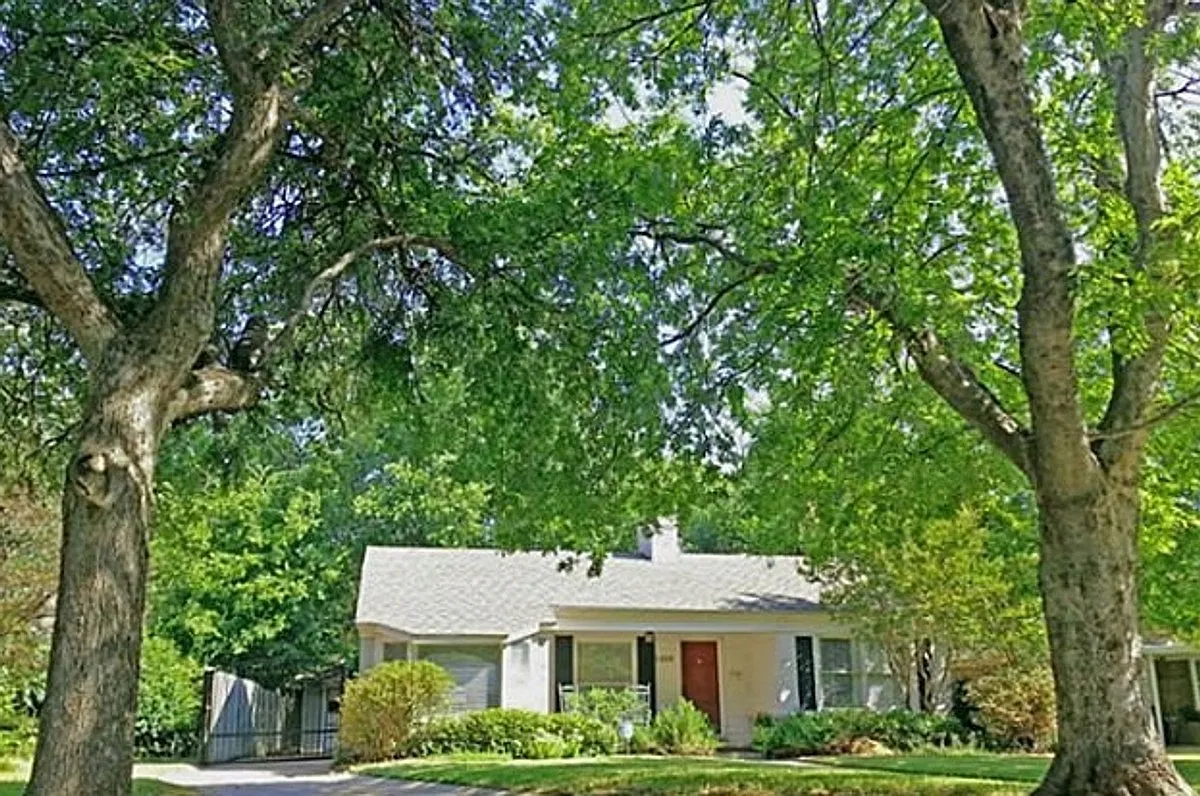 2 bed, 1.0 bath, 1127 sqft, $2,000 — Photo 1
