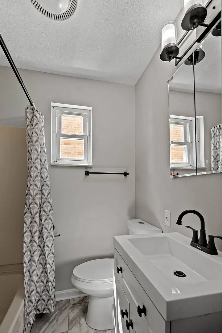 Gorgeous 3 bedroom home in Brookline available now! — Photo 2